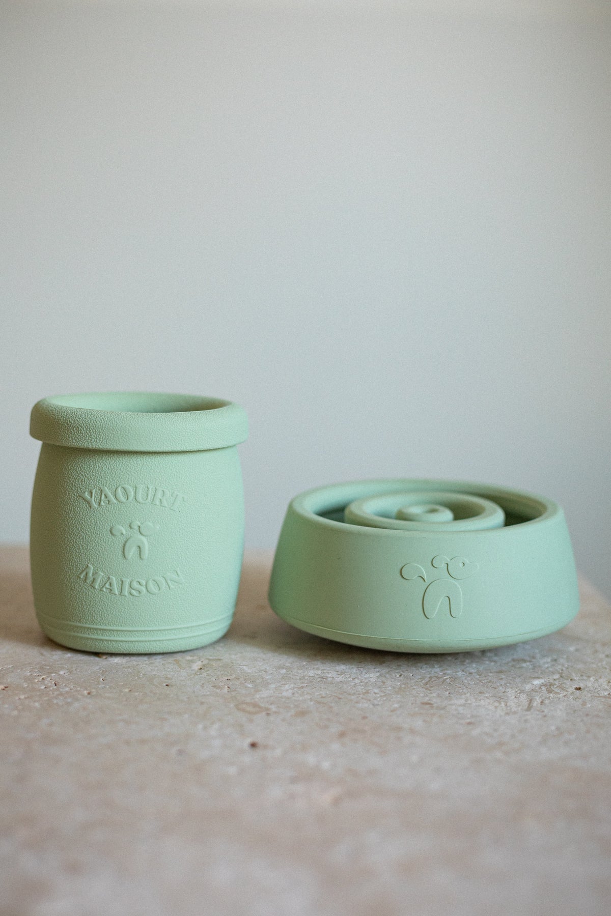 Inooko Yoomy Pot Yoomy Wobble Beschäftigungsspielzeug Salbei Schleckspielzeug für Hunde