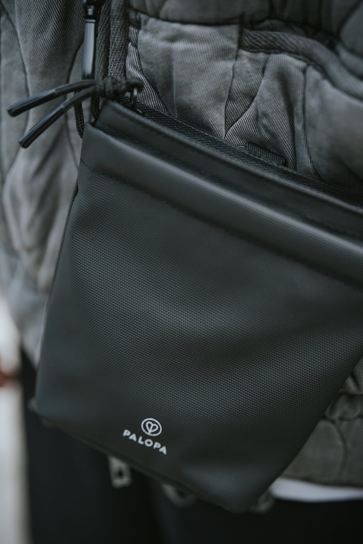 PALOPA Leckerlibeutel Karl Schwarz Cross-Body-Bag Leckerlitasche Gassitasche Leckerlibeutel zum Umhängen
