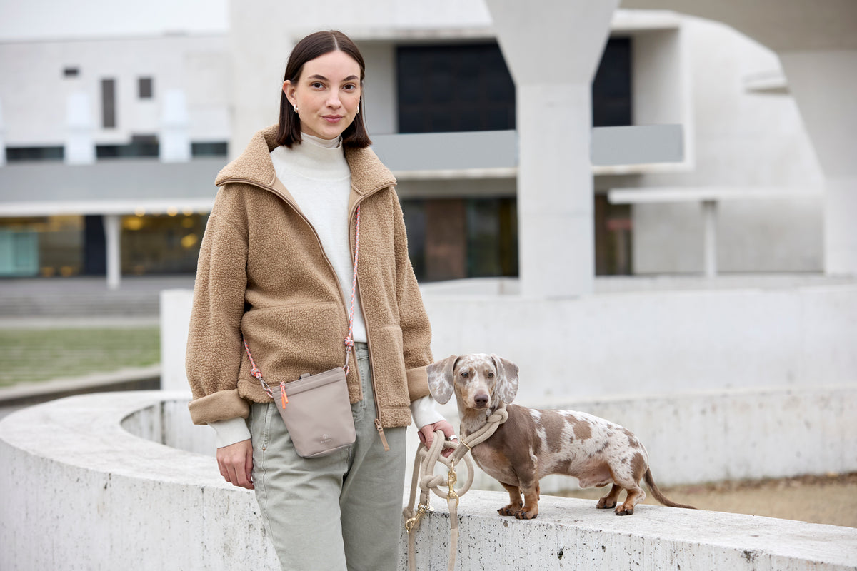 Palopa Leckerlibeutel Karl Taupe taupefarbener Umhaengebeutel in beige