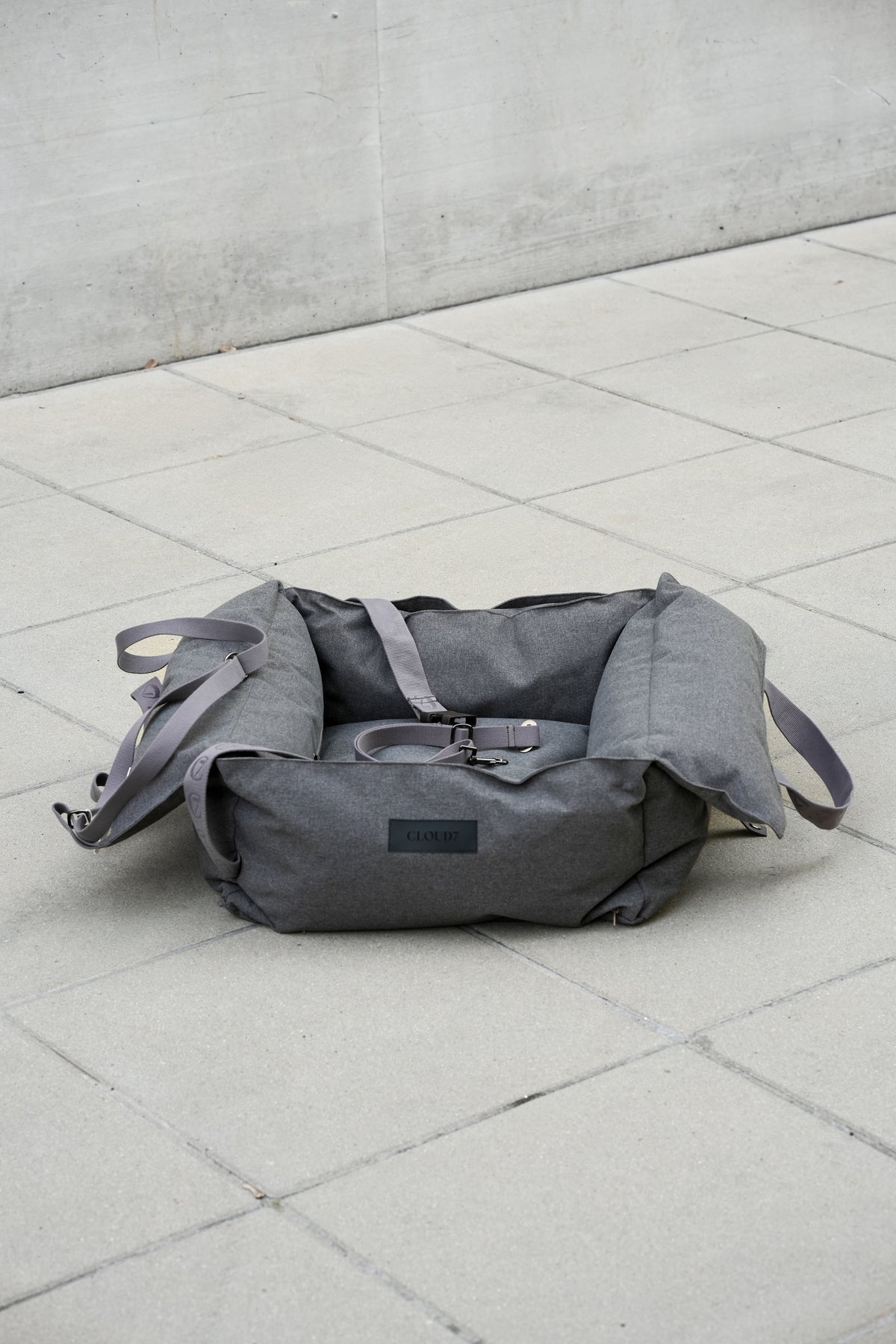 Cloud7 Hundeautositz Getaway Light Graphite Hundeautositz mit integriertem Anschnallgurt