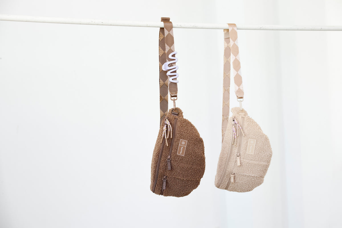 PALOPA Hunde Leckerlibeutel Teddy-Fleece Beige - Limited Edition Bauchtasche Bouclé Crossbody Bag